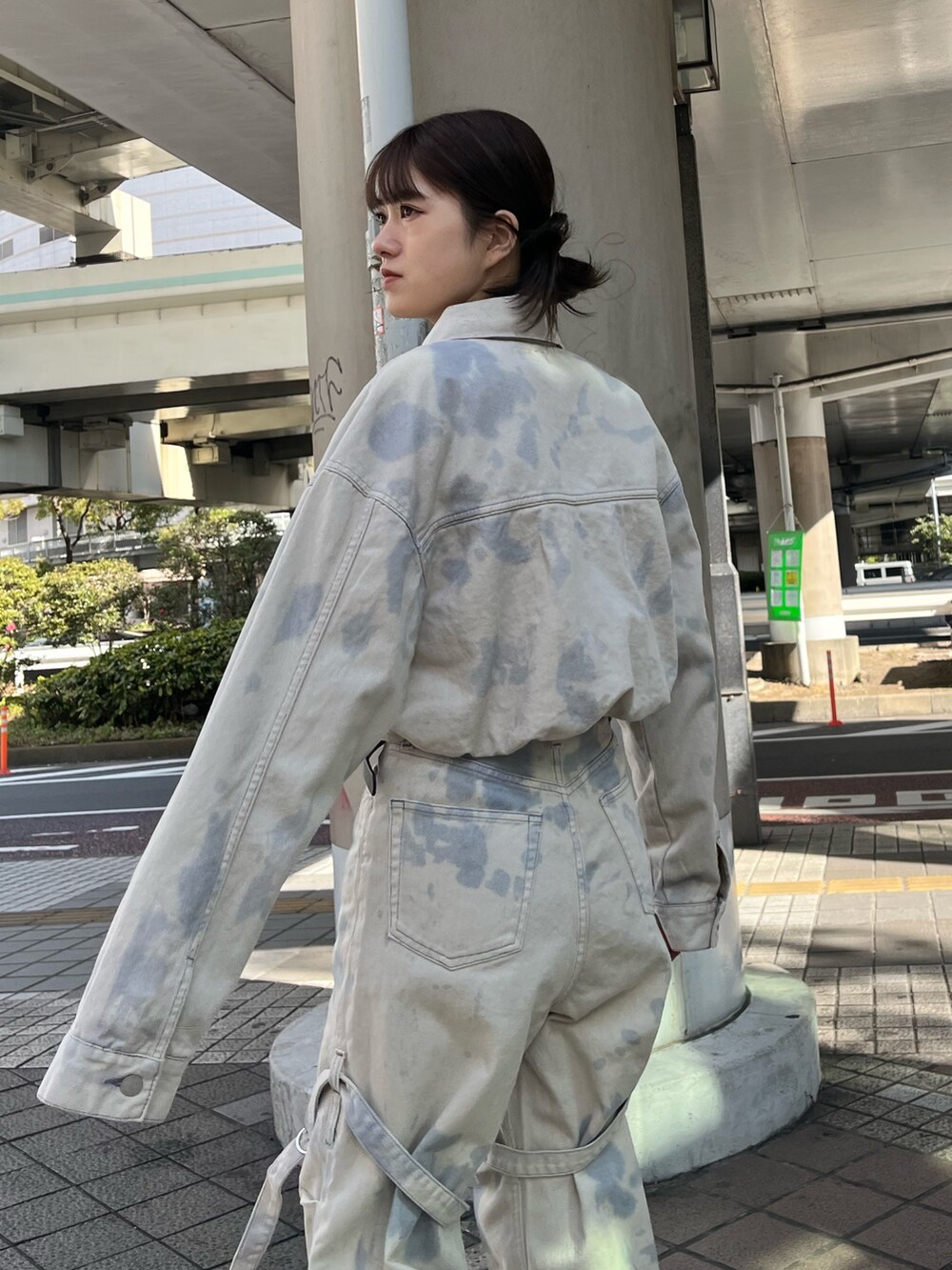 ホワイト系のデニムパンツ、ブラック系のスニーカー、ブラック系のニット/セーターを着用したレディースの冬コーディネートの7枚目の写真