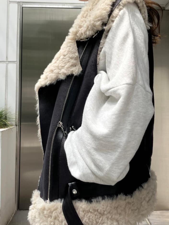 グレー系のスウェット、ブラック系のブーツ、ブラック系のスカートを着用したレディースの秋コーディネートの6枚目の写真