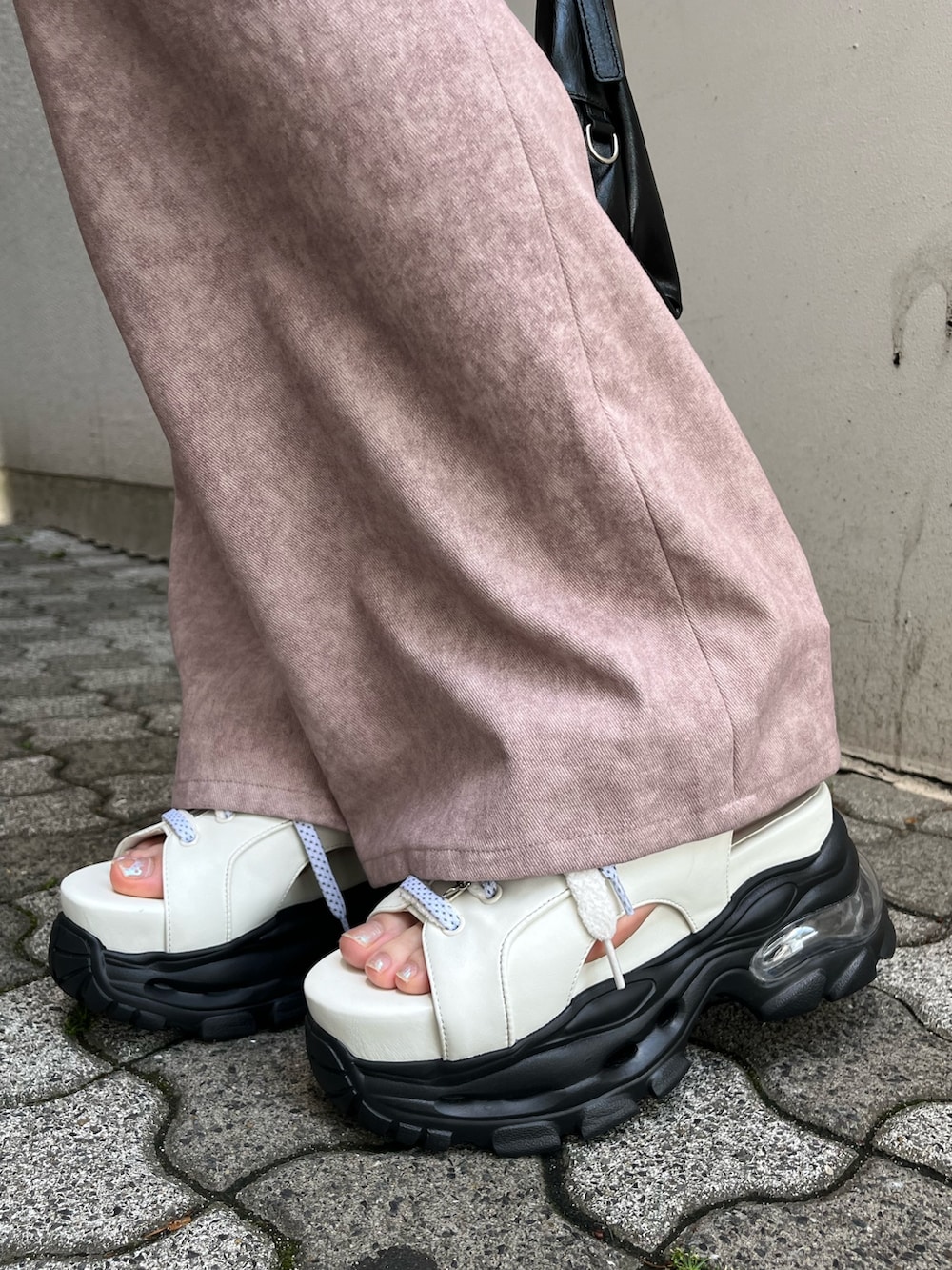 ホワイト系のサンダル、ピンク系のその他パンツ、ブラック系のハンドバッグを着用したレディースの夏コーディネートの6枚目の写真