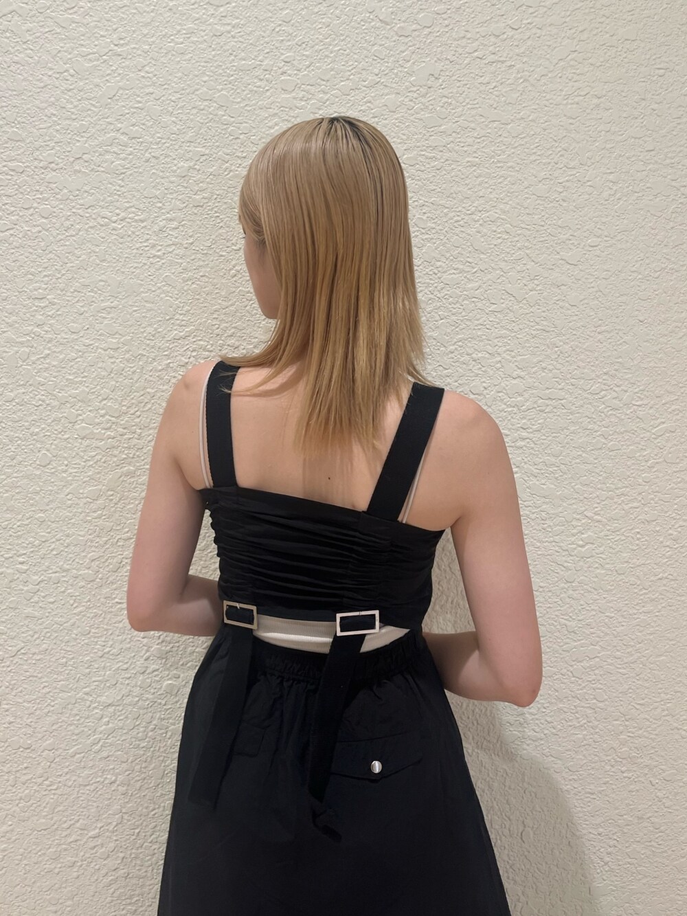 ブラック系のサンダル、ブラック系のワンピースを着用したレディースの夏コーディネートの5枚目の写真