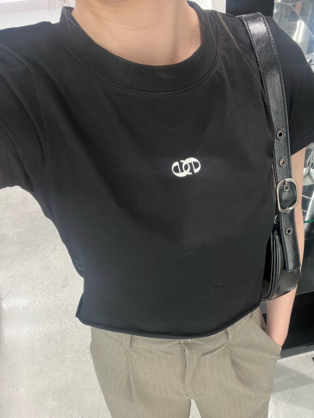 その他のその他パンツ、ブラック系のTシャツ/カットソー、ブラック系のハンドバッグを着用したレディースの春コーディネートの5枚目の写真