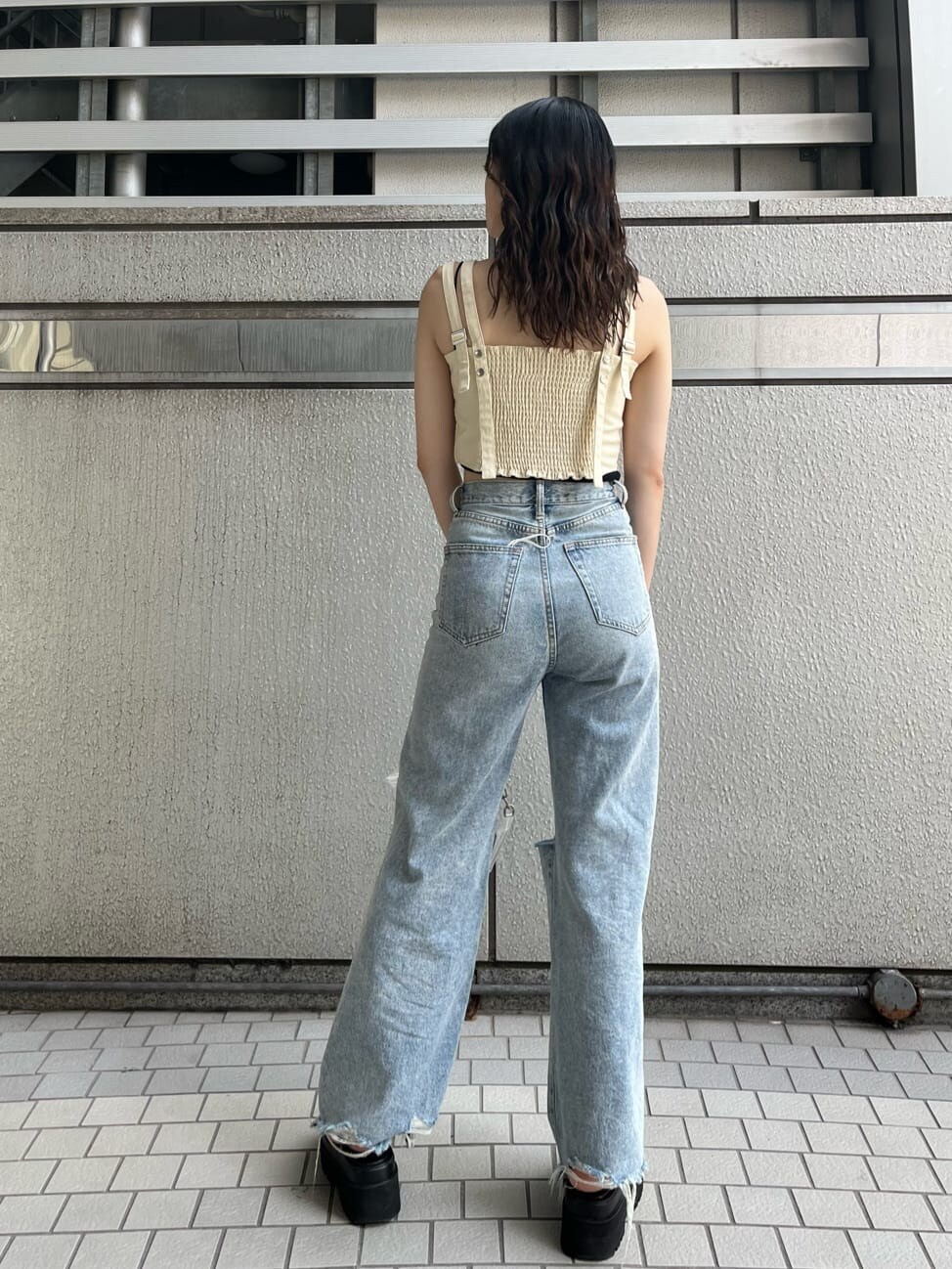 ブラック系のサンダル、ホワイト系のタンクトップ、その他のハンドバッグを着用したレディースの夏コーディネートの3枚目の写真