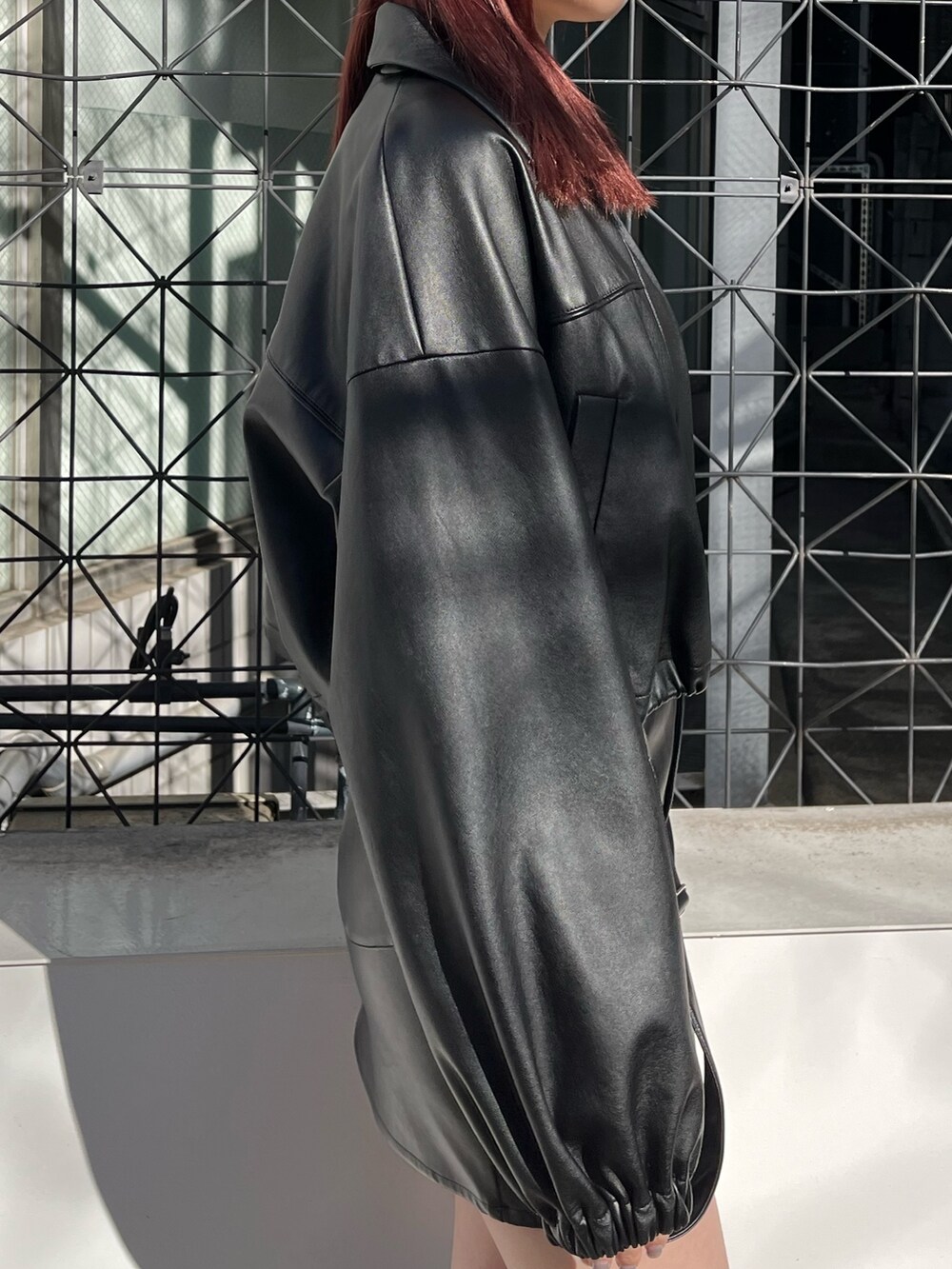 ホワイト系のニット/セーター、ブラック系のブーツ、ブラック系のブルゾンを着用したレディースの冬コーディネートの5枚目の写真