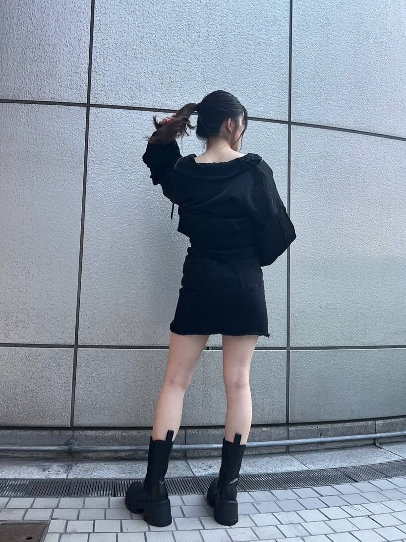 ブラック系のブーツ、ブラック系のスカートを着用したレディースの夏コーディネートの4枚目の写真