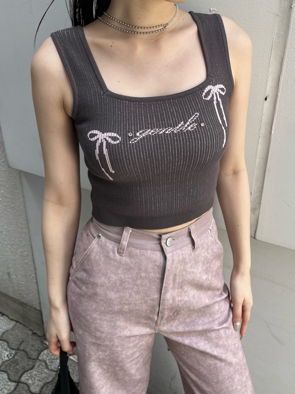 ホワイト系のサンダル、ピンク系のその他パンツ、ブラック系のハンドバッグを着用したレディースの夏コーディネートの5枚目の写真