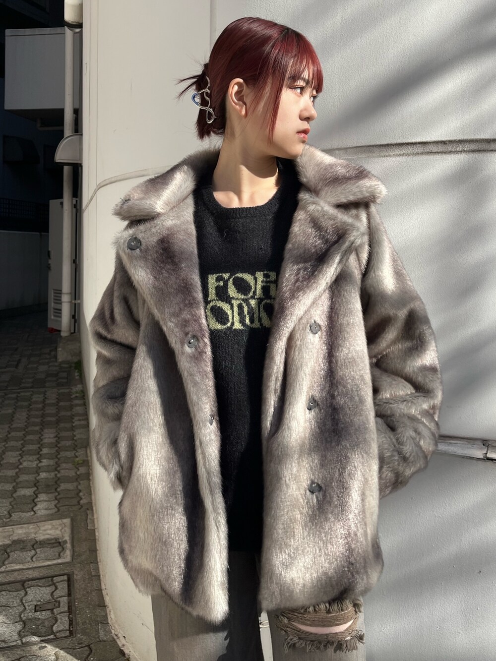 グレー系のその他アウター、グレー系のデニムパンツ、ブラック系のニット/セーターを着用したレディースの冬コーディネートの6枚目の写真
