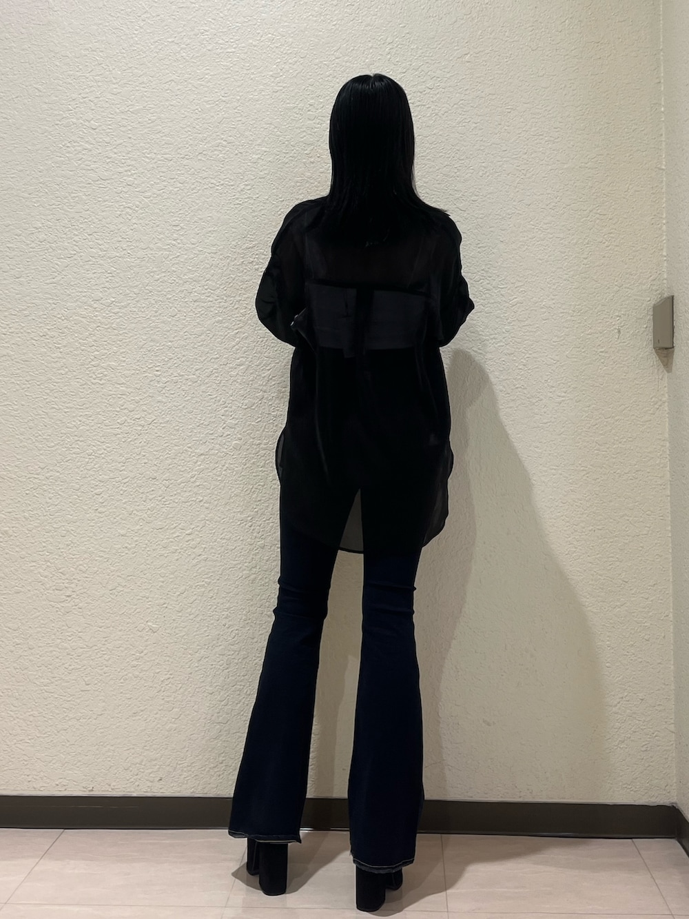 ホワイト系のキャミソール、ブラック系のシャツ/ブラウス、ブルー系のデニムパンツを着用したレディースの夏コーディネートの4枚目の写真