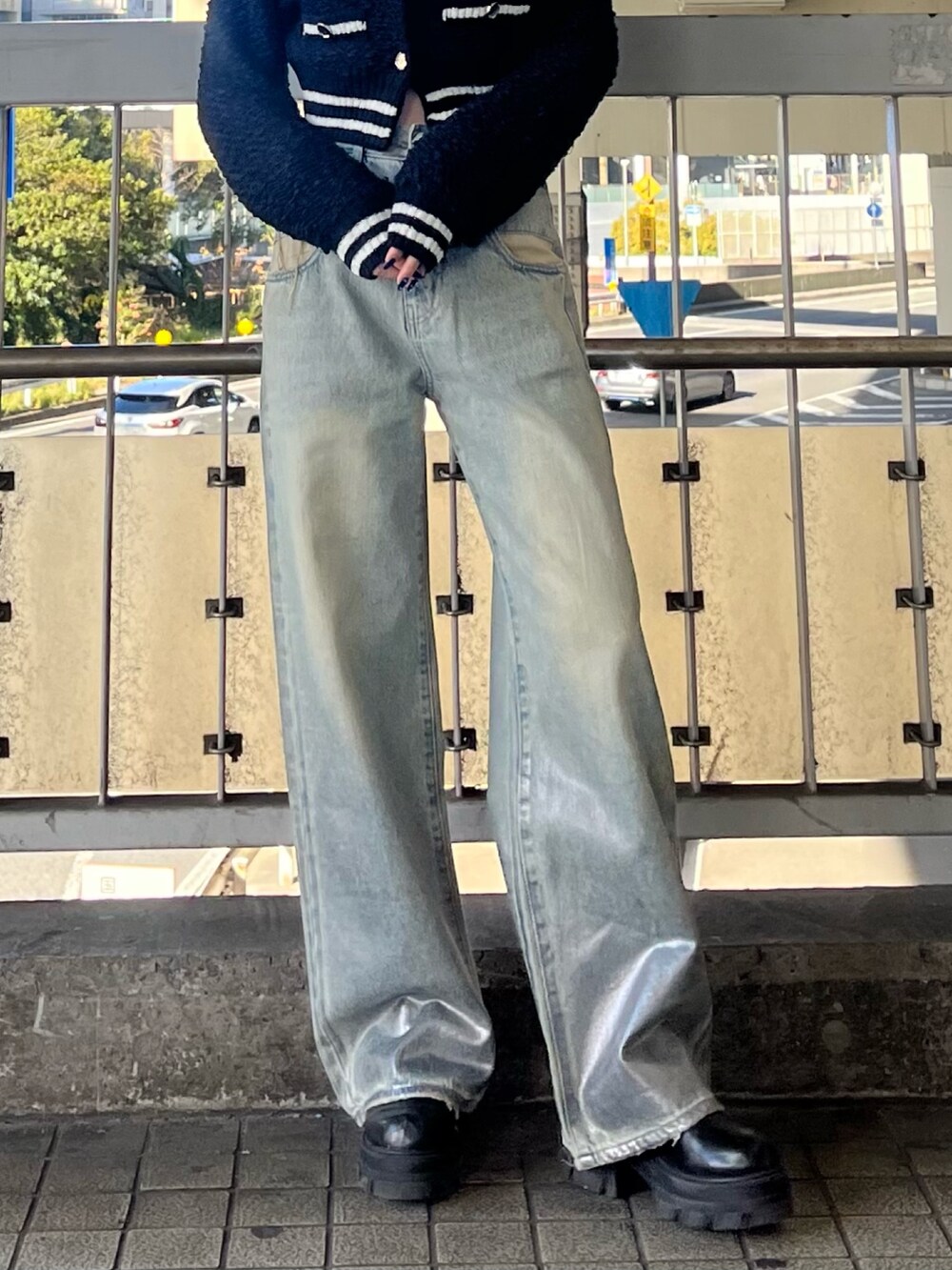 ブルー系のデニムパンツ、ブラック系のブーツ、ブラック系のカーディガン/ボレロを着用したレディースの冬コーディネートの5枚目の写真