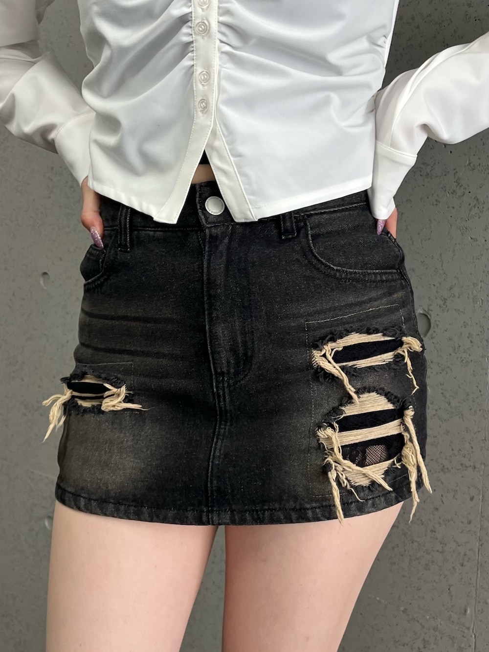 ベージュ系のブーツ、ブラック系のスカート、ホワイト系のシャツ/ブラウスを着用したレディースの夏コーディネートの5枚目の写真