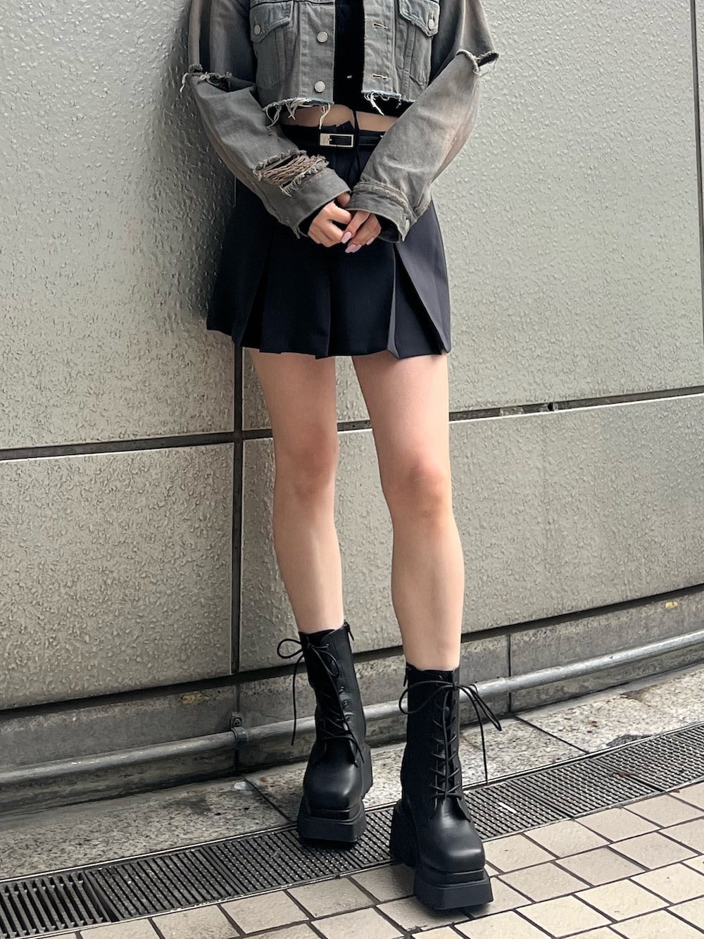 ブラック系のニット/セーター、グレー系のスカート、ブラック系のブーツを着用したレディースの冬コーディネートの7枚目の写真