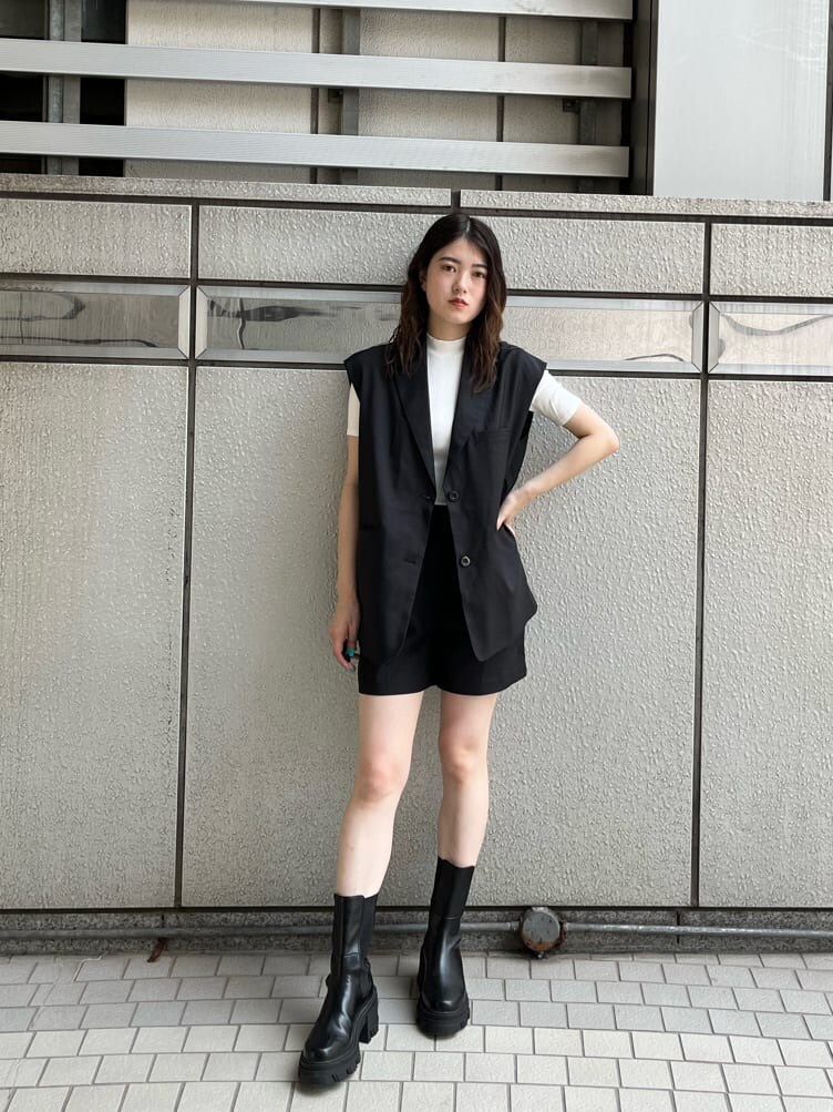 ブラック系のその他パンツ、ブラック系のブーツ、ホワイト系のTシャツ/カットソーを着用したレディースの夏コーディネートの3枚目の写真