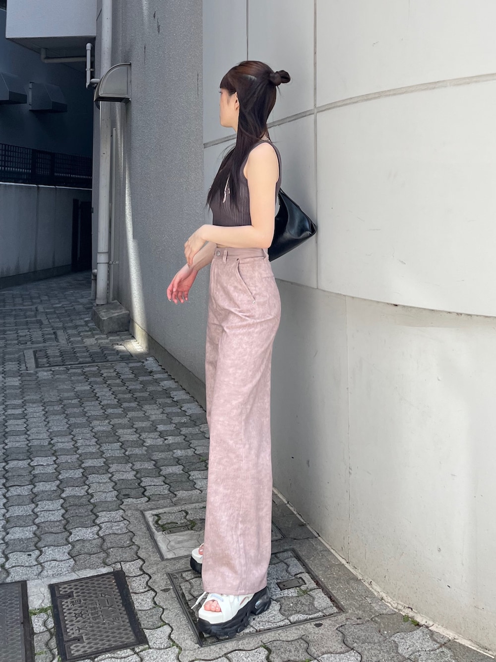 ホワイト系のサンダル、ピンク系のその他パンツ、ブラック系のハンドバッグを着用したレディースの夏コーディネートの2枚目の写真