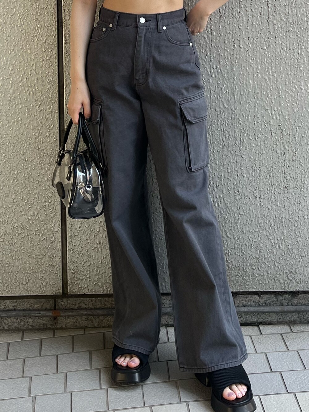 ホワイト系のTシャツ/カットソー、ブラック系のサンダル、ブラック系のデニムパンツを着用したレディースの春コーディネートの6枚目の写真