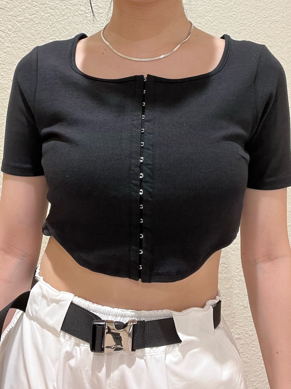 ブラック系のTシャツ/カットソー、ブラック系のサンダル、ホワイト系のその他パンツを着用したレディースの夏コーディネートの4枚目の写真