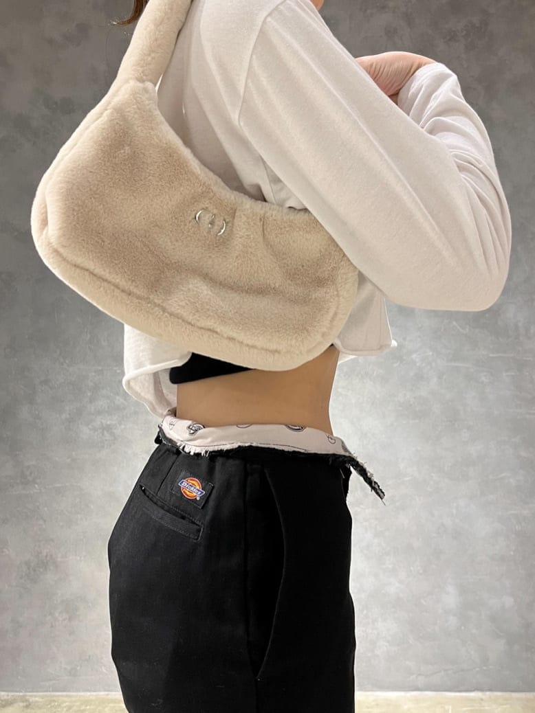 ホワイト系のハンドバッグ、ホワイト系のTシャツ/カットソー、ブラウン系のブーツを着用したレディースの秋コーディネートの7枚目の写真