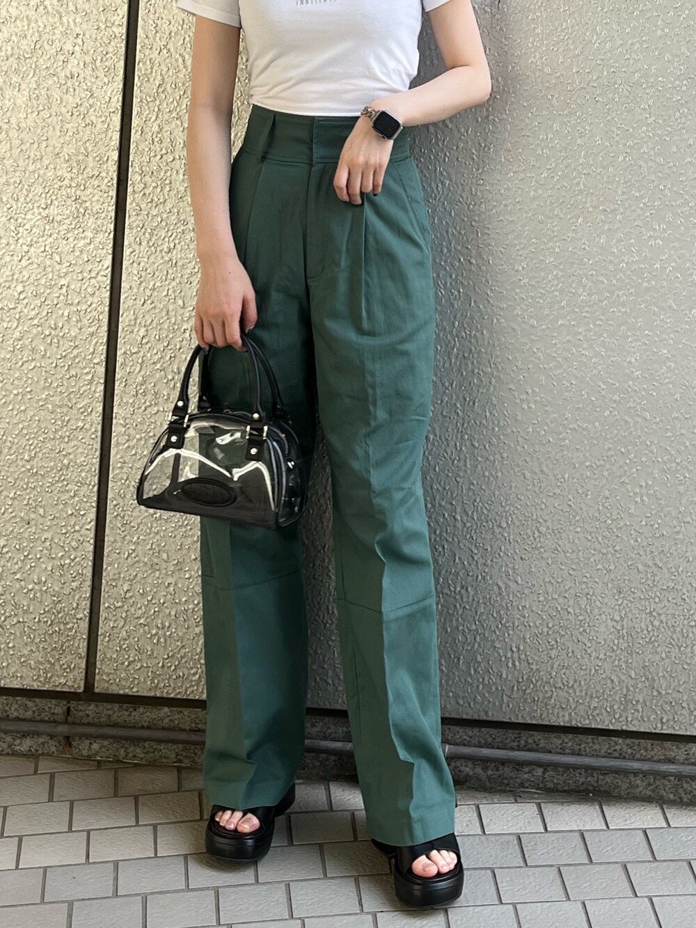 グリーン系のその他パンツ、その他のハンドバッグ、ブラック系のサンダルを着用したレディースの春コーディネートの7枚目の写真