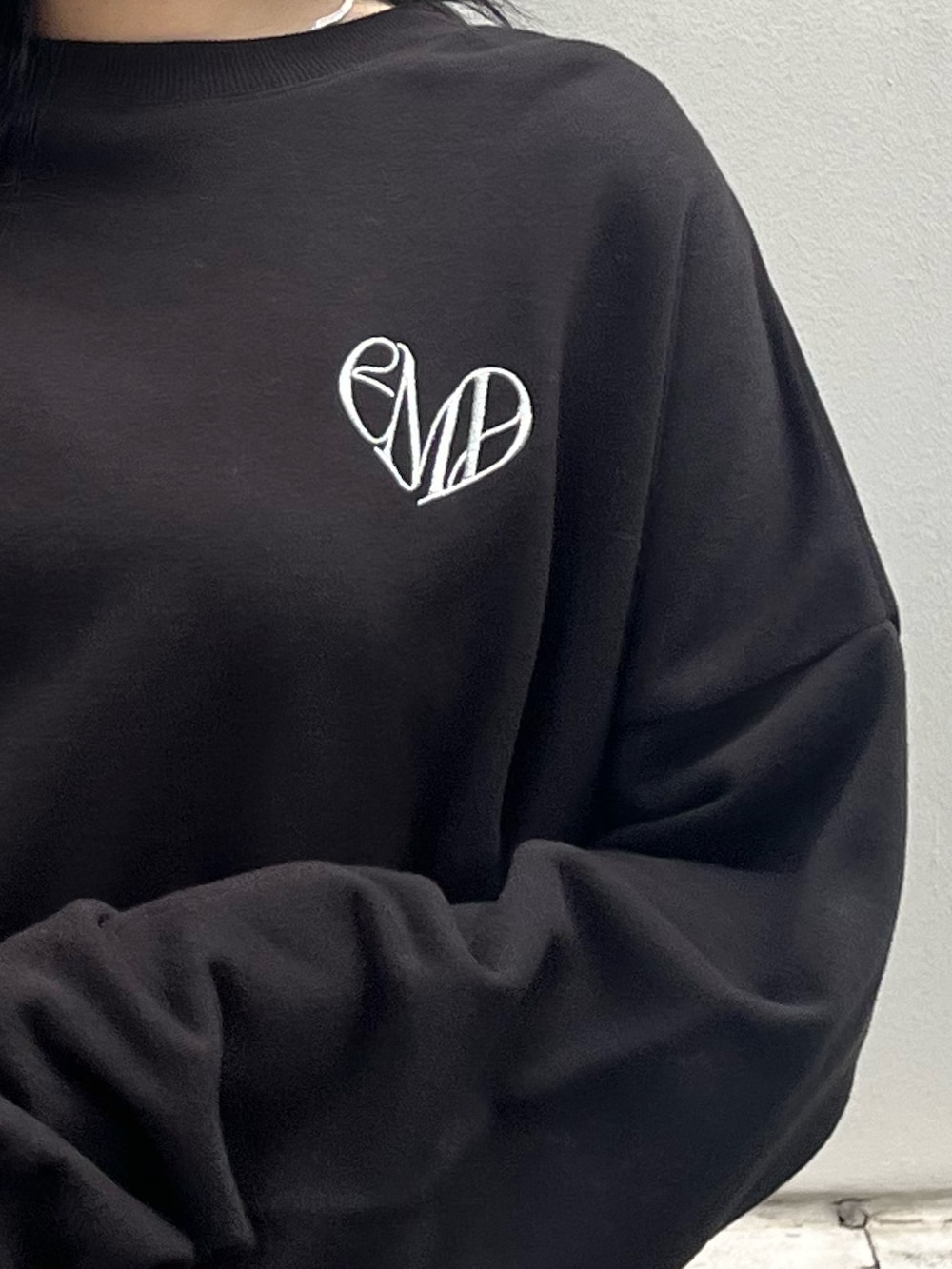 ブラック系のブーツ、ブラック系のショルダーバッグ、ブラック系のスウェットを着用したレディースの夏コーディネートの6枚目の写真