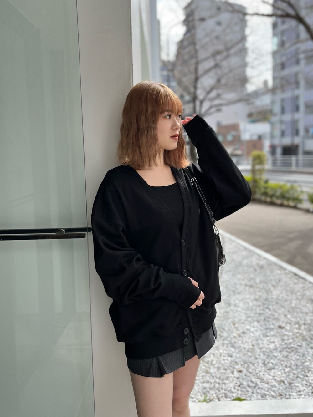 ブラック系のブーツ、ブラック系のキャミソール、ブラック系のカーディガン/ボレロを着用したレディースの春コーディネートの6枚目の写真