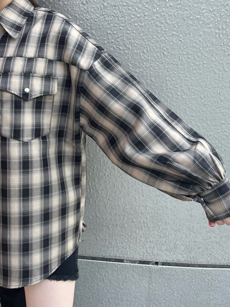 その他のシャツ/ブラウス、ブラック系のブーツ、ブラック系のスカートを着用したレディースの夏コーディネートの6枚目の写真