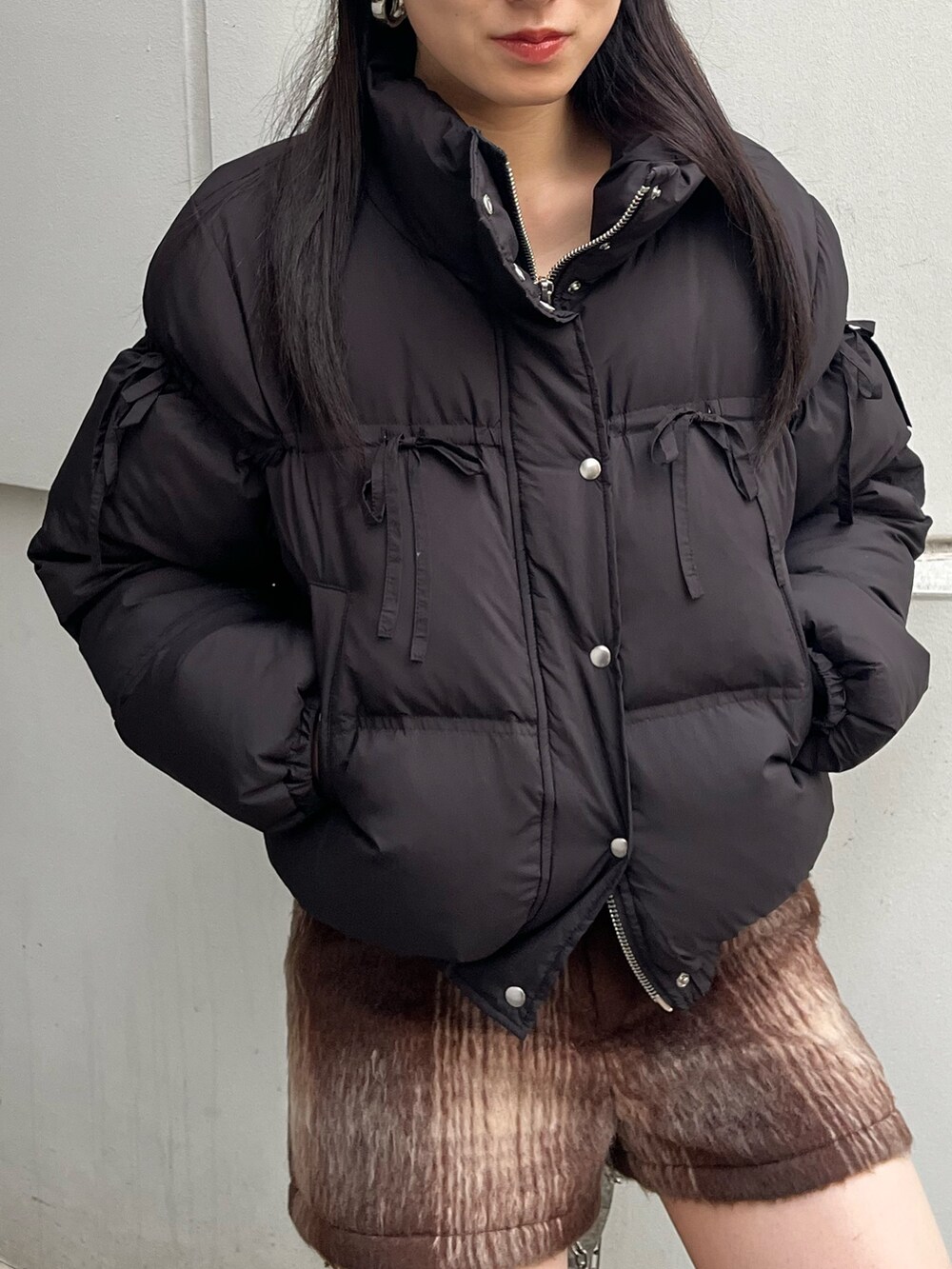 ブラウン系のその他パンツ、ブラック系のブーツ、ブラック系のダウンジャケット/コートを着用したレディースの冬コーディネートの3枚目の写真