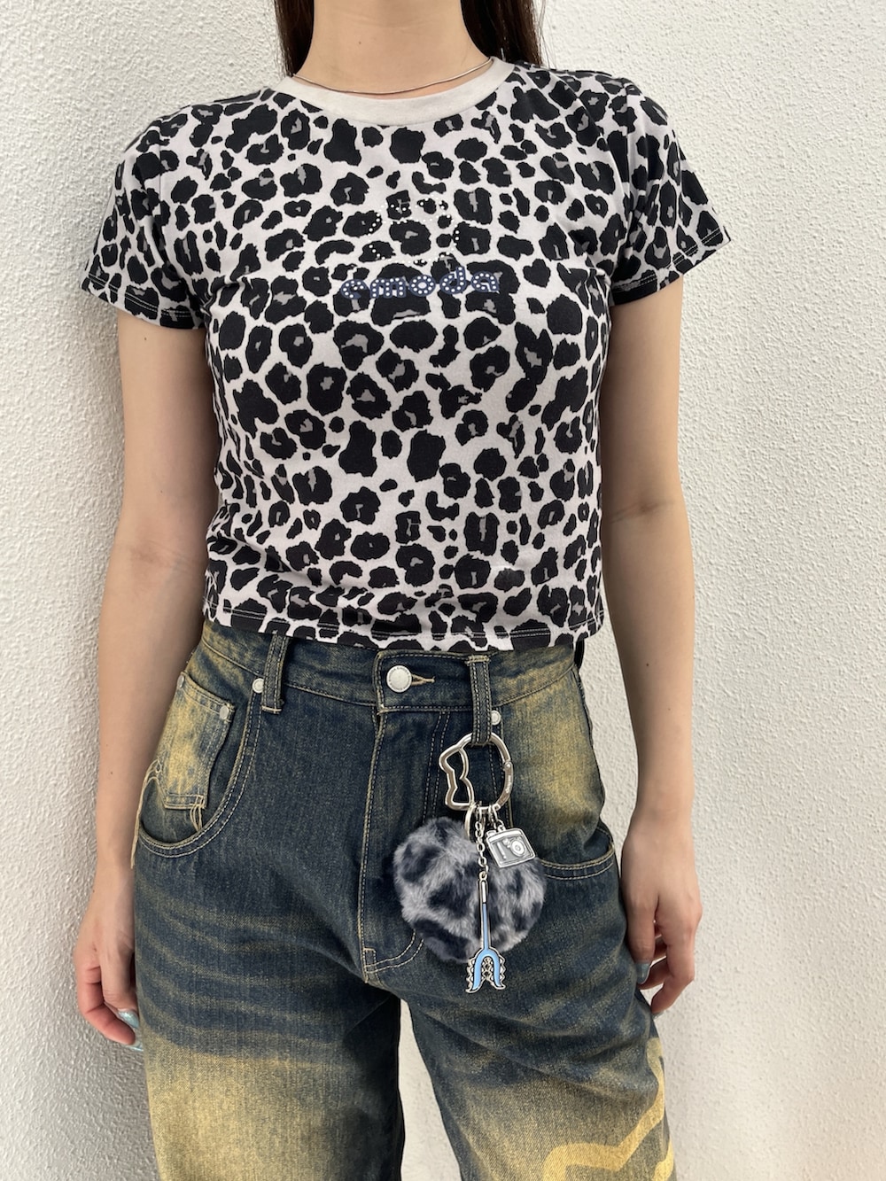イエロー系のスリッポン、ブルー系のデニムパンツ、グレー系のTシャツ/カットソーを着用したレディースの夏コーディネートの4枚目の写真