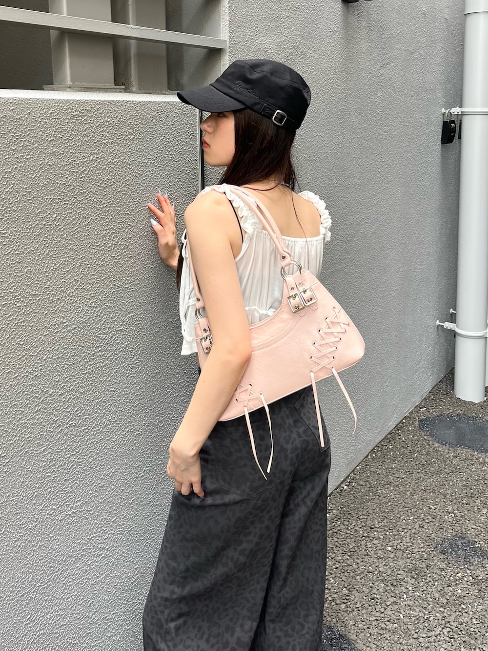 ピンク系のショルダーバッグ、グレー系のその他パンツ、ブラック系のスニーカーを着用したレディースの夏コーディネートの4枚目の写真