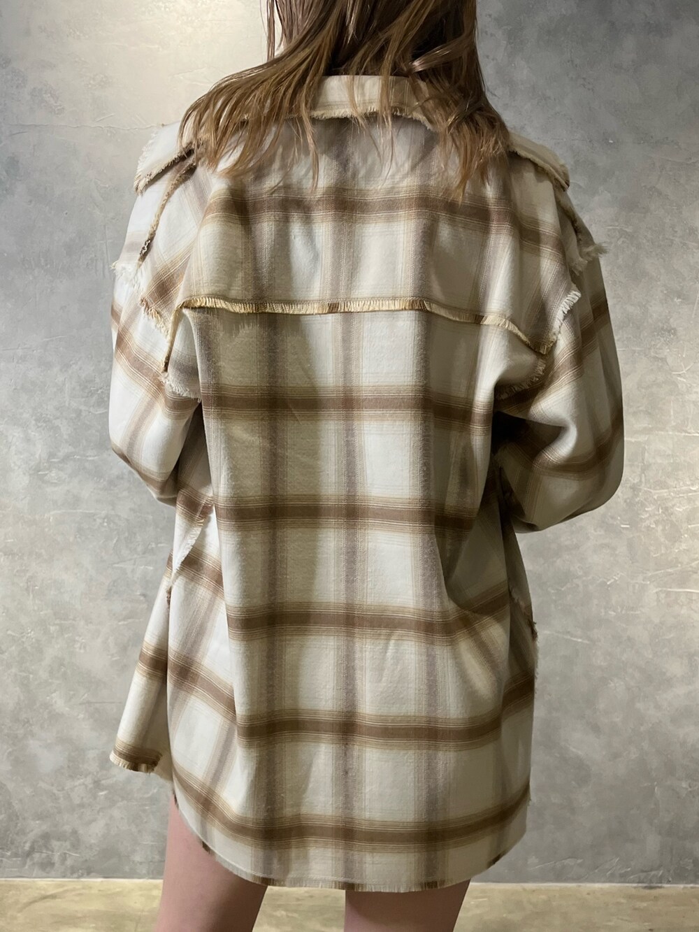 ブラック系のスカート、ベージュ系のシャツ/ブラウス、ブラウン系のブーツを着用したレディースの冬コーディネートの6枚目の写真