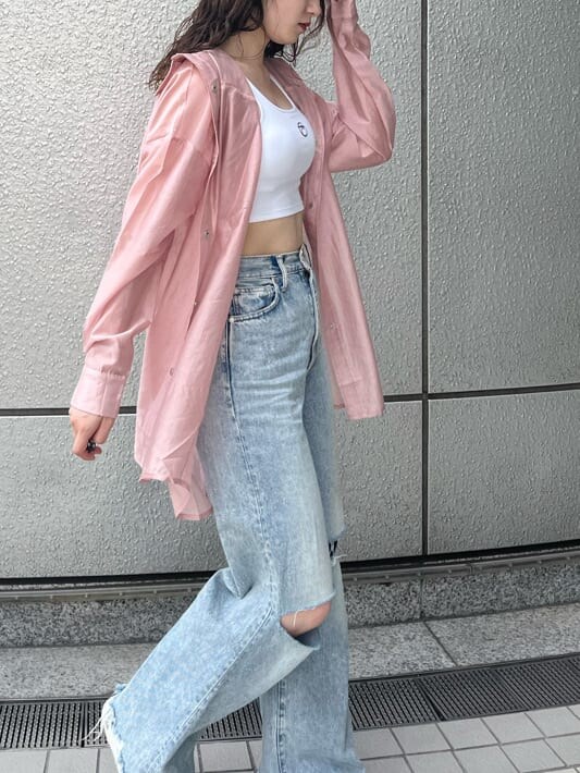 ピンク系のシャツ/ブラウス、ホワイト系のタンクトップを着用したレディースの夏コーディネートの6枚目の写真