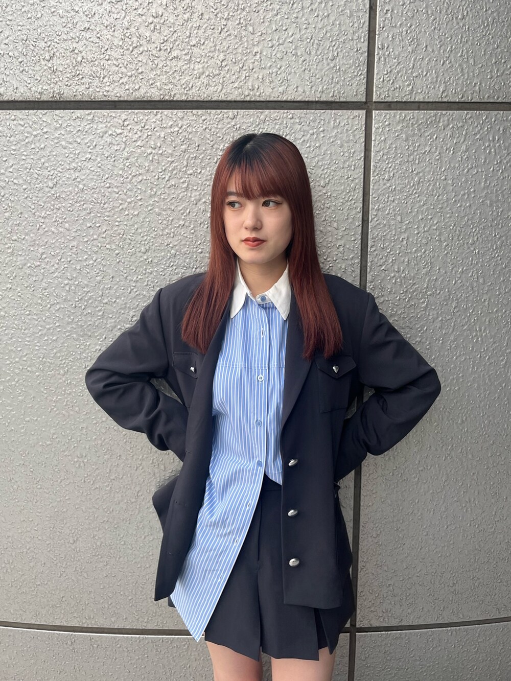 グレー系のテーラードジャケット、ブルー系のシャツ/ブラウス、グレー系のスカートを着用したレディースの冬コーディネートの6枚目の写真