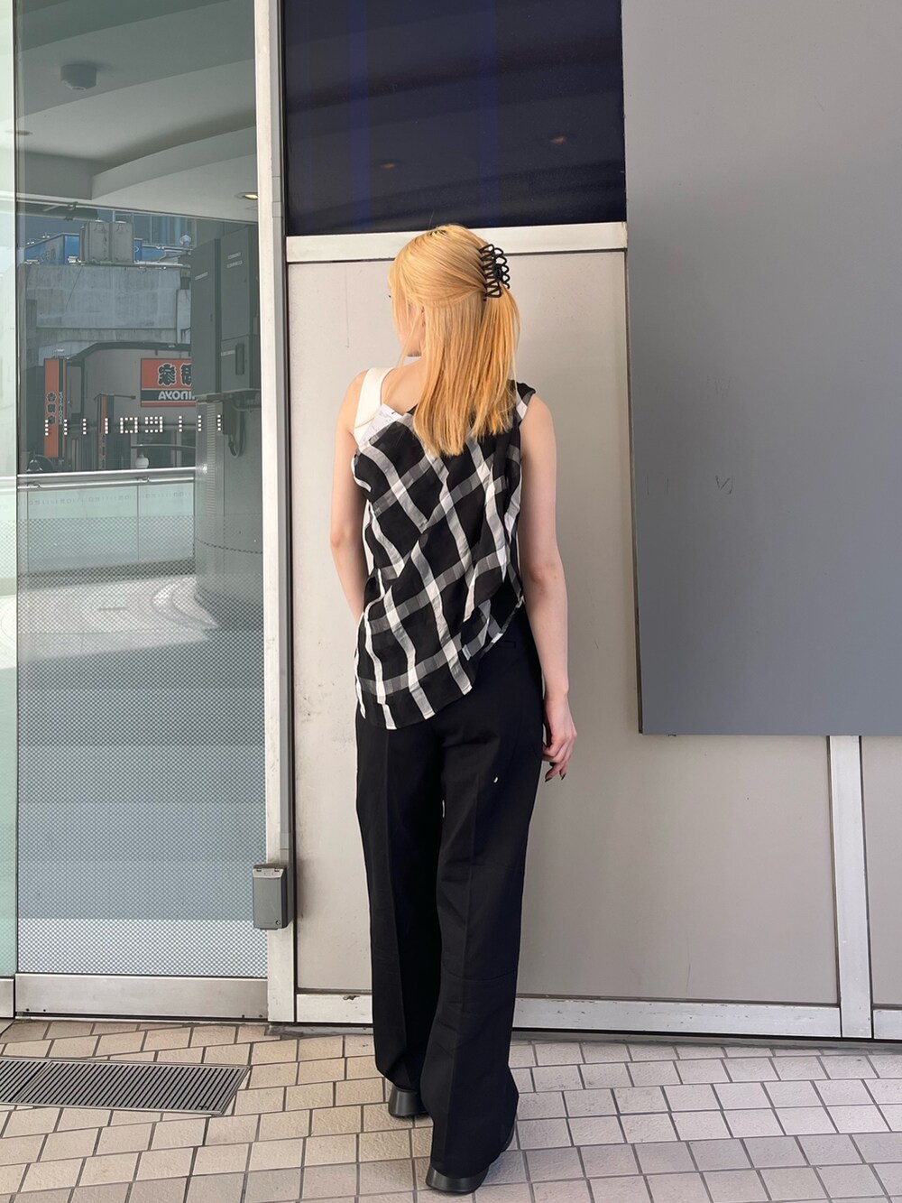 ブラック系のその他パンツ、その他のシャツ/ブラウス、ホワイト系のニット/セーターを着用したレディースの春コーディネートの5枚目の写真