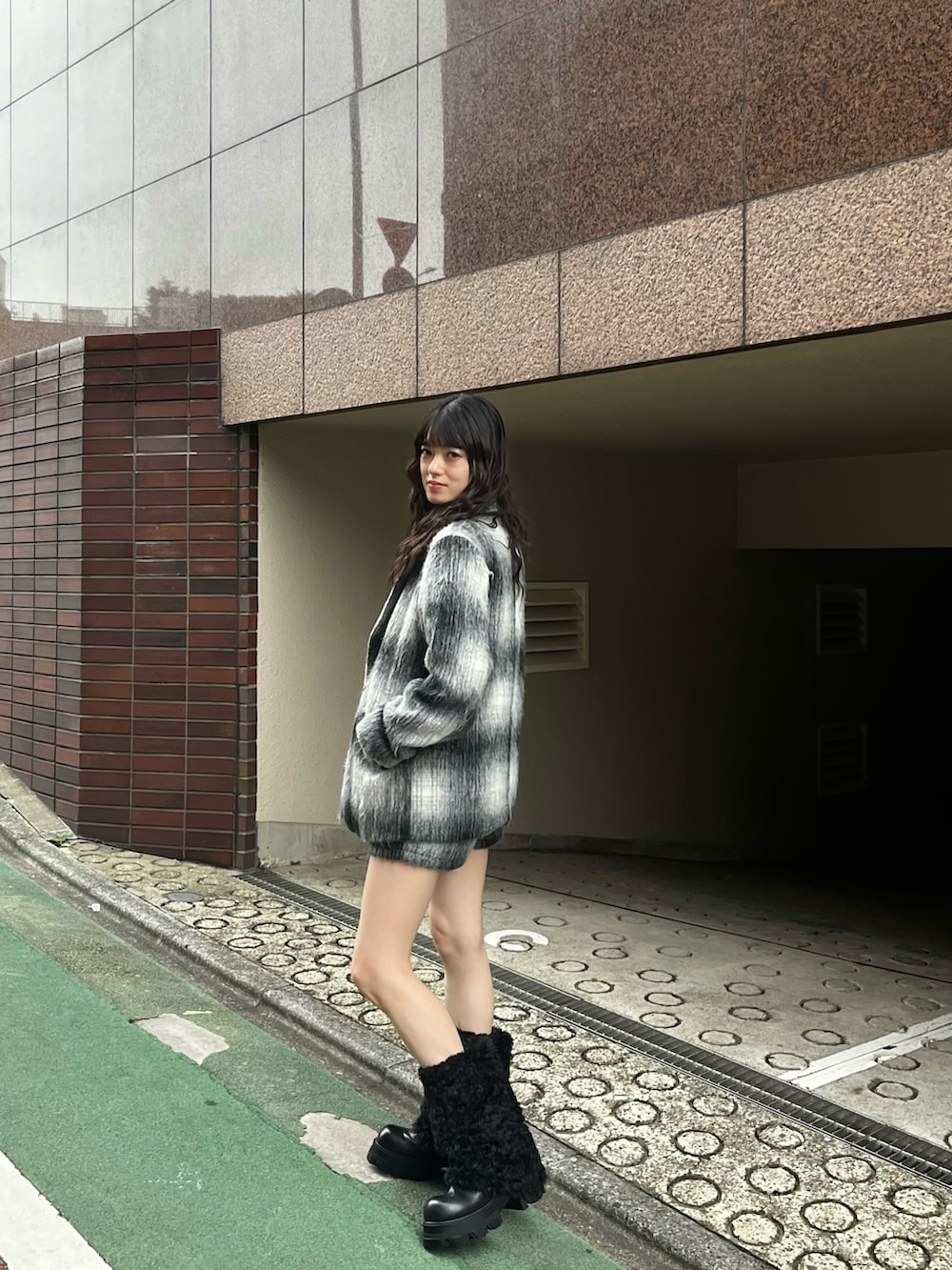 ホワイト系のTシャツ/カットソー、ブラック系のその他パンツ、ブラック系のその他アウターを着用したレディースの秋コーディネートの2枚目の写真