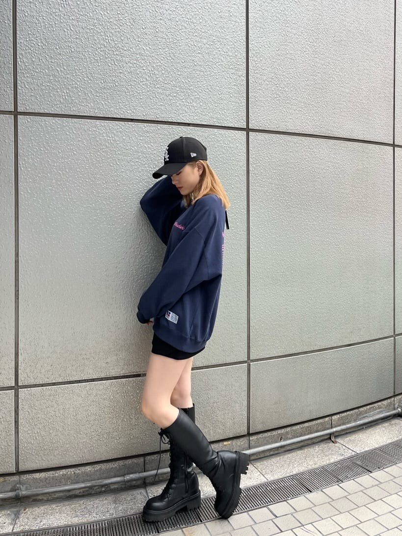 ブラック系のブーツ、ブラック系のスカート、ブルー系のスウェットを着用したレディースの秋コーディネートの5枚目の写真