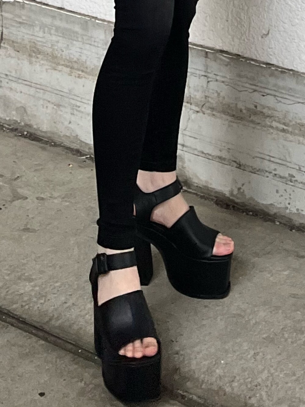 ブラック系のキャミソール、オレンジ系のニット/セーター、ブラック系のサンダルを着用したレディースの春コーディネートの7枚目の写真