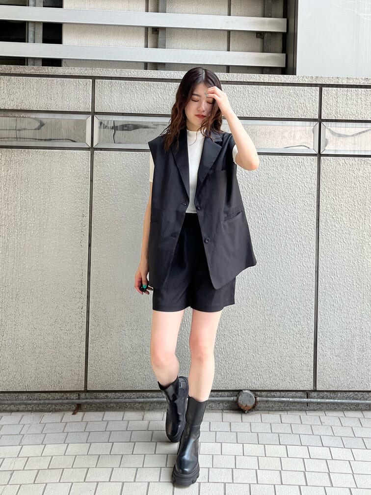 ブラック系のその他パンツ、ブラック系のブーツ、ホワイト系のTシャツ/カットソーを着用したレディースの夏コーディネートの2枚目の写真