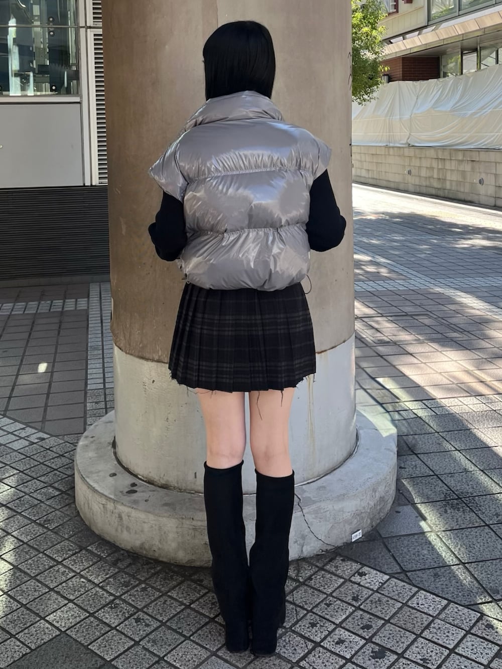 その他のスカート、ブラック系のニット/セーター、ブラック系のブーツを着用したレディースの秋コーディネートの3枚目の写真