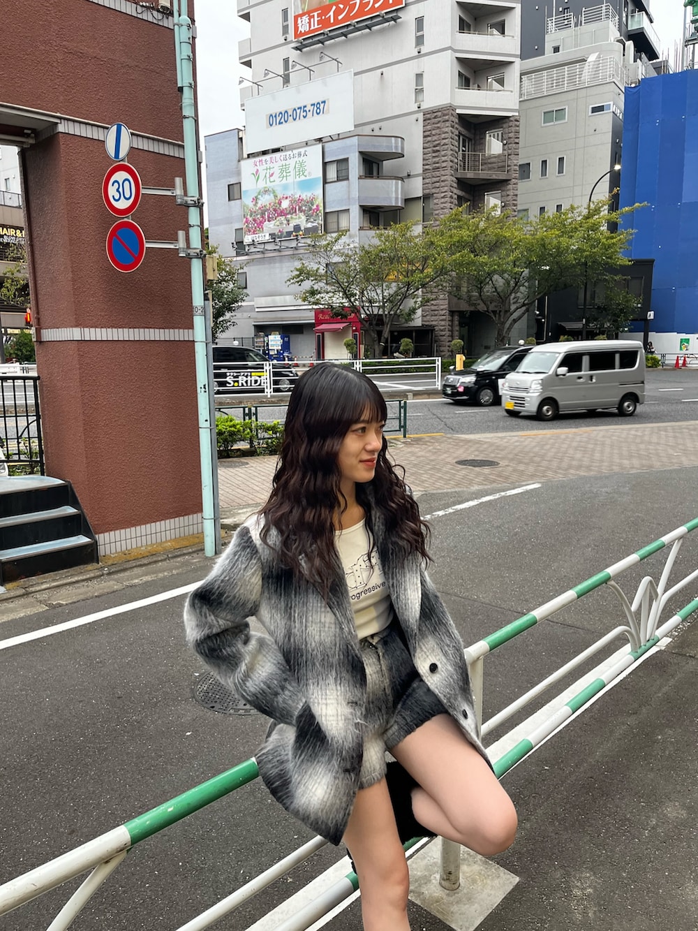 ホワイト系のTシャツ/カットソー、ブラック系のその他パンツ、ブラック系のその他アウターを着用したレディースの秋コーディネートの3枚目の写真