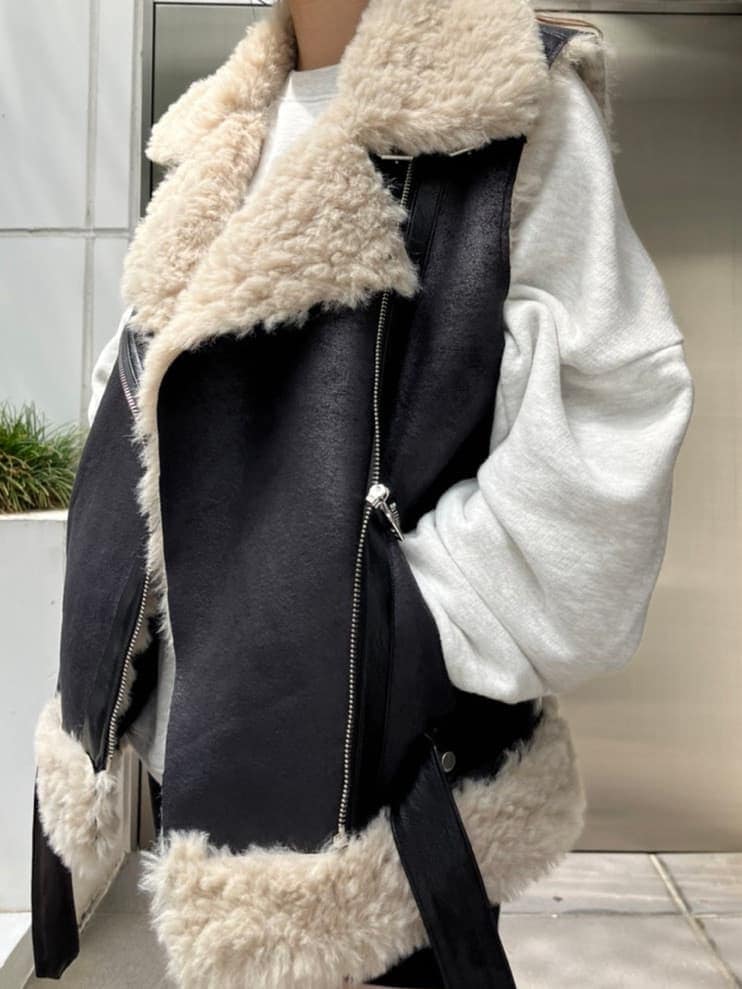 グレー系のスウェット、ブラック系のブーツ、ブラック系のスカートを着用したレディースの秋コーディネートの5枚目の写真