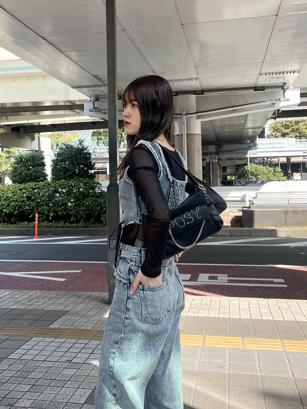 ブラック系のパンプス、ブルー系のデニムパンツ、ブラック系のTシャツ/カットソーを着用したレディースの春コーディネートの5枚目の写真