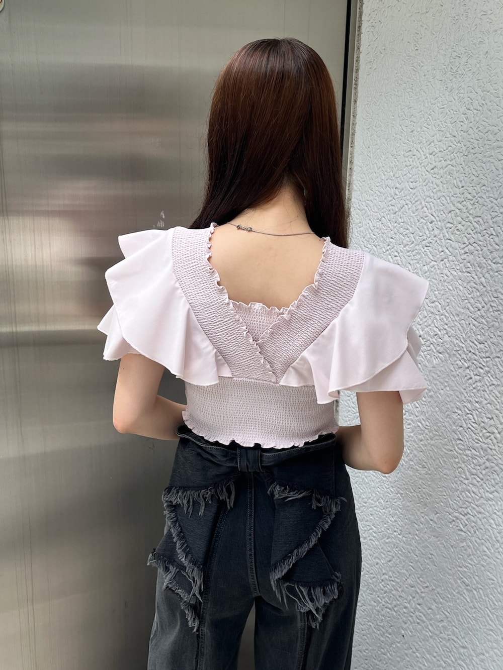 ブラック系のサンダル、ブラック系のデニムパンツ、ピンク系のTシャツ/カットソーを着用したレディースの夏コーディネートの6枚目の写真