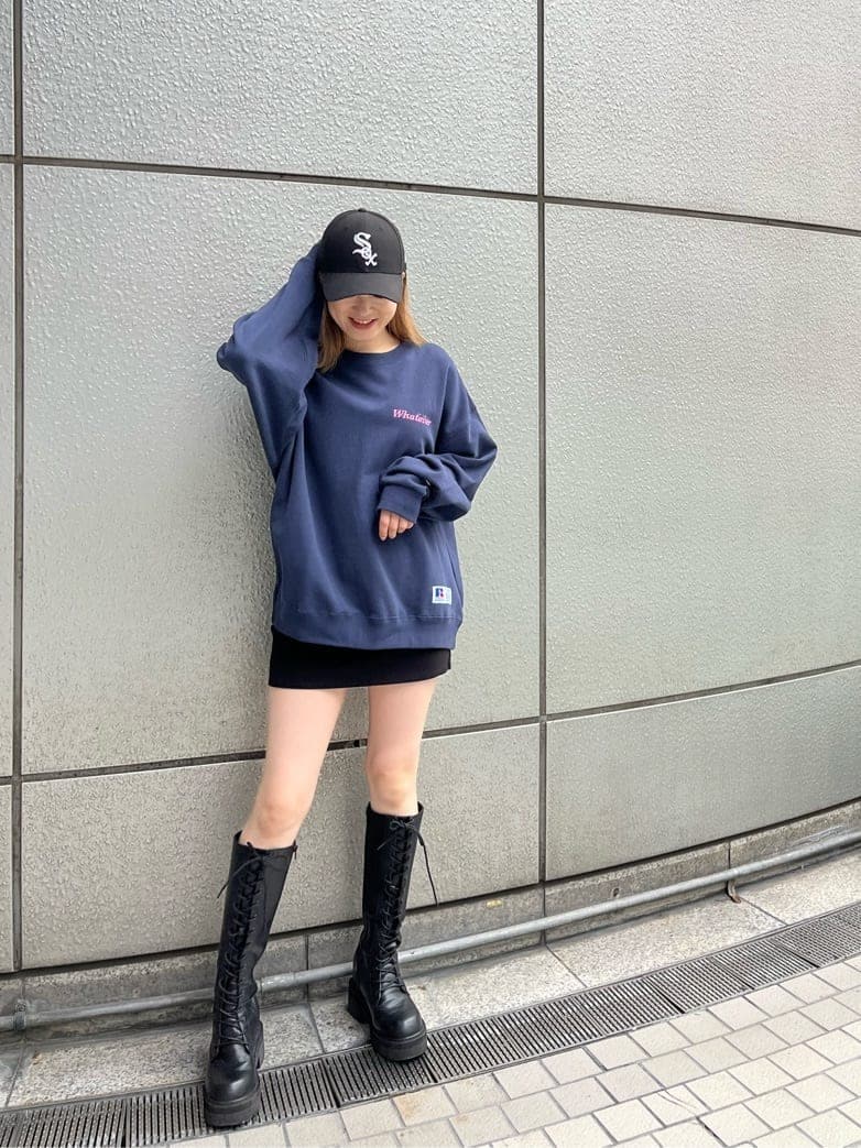 ブラック系のブーツ、ブラック系のスカート、ブルー系のスウェットを着用したレディースの秋コーディネートの2枚目の写真