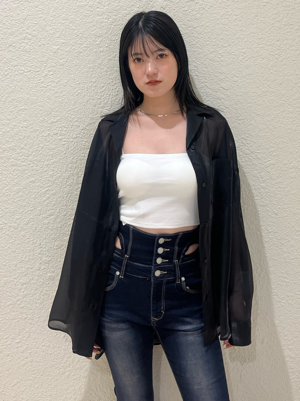 ホワイト系のキャミソール、ブラック系のシャツ/ブラウス、ブルー系のデニムパンツを着用したレディースの夏コーディネートの5枚目の写真