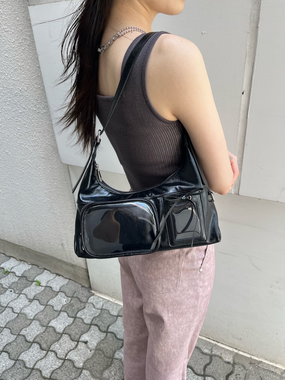 ホワイト系のサンダル、ピンク系のその他パンツ、ブラック系のハンドバッグを着用したレディースの夏コーディネートの4枚目の写真
