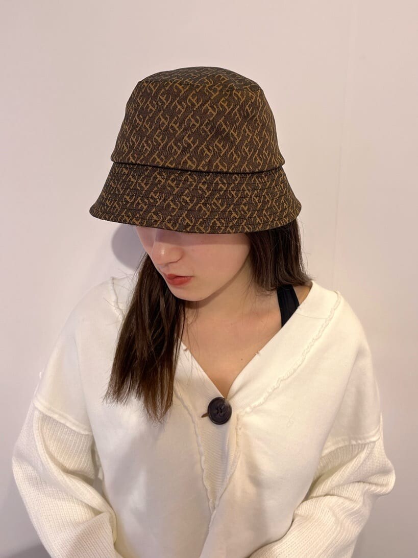 ブラウン系のブーツ、ホワイト系のカーディガン/ボレロ、グレー系のデニムパンツを着用したレディースの秋コーディネートの8枚目の写真