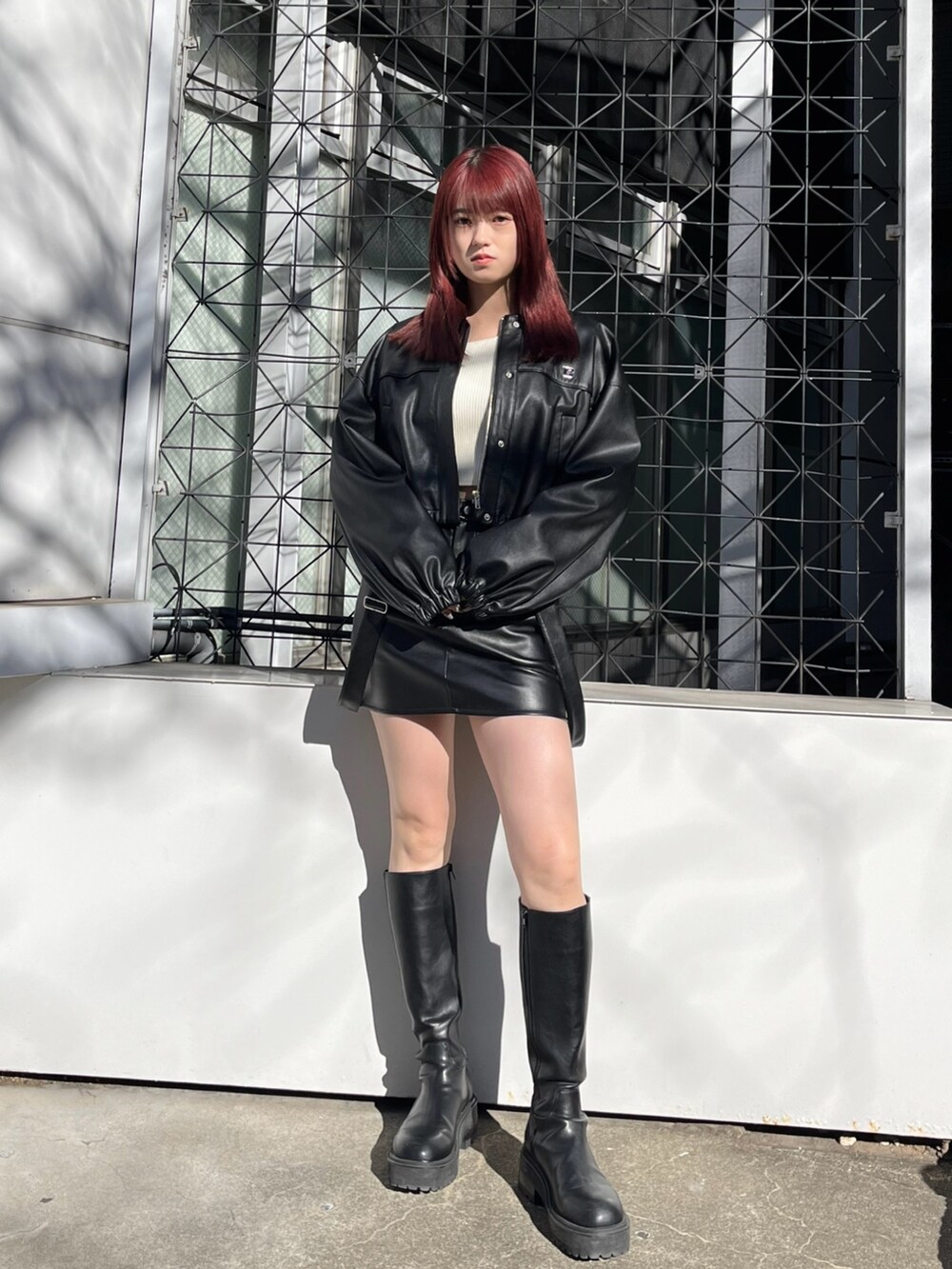 ホワイト系のニット/セーター、ブラック系のブーツ、ブラック系のブルゾンを着用したレディースの冬コーディネートの2枚目の写真