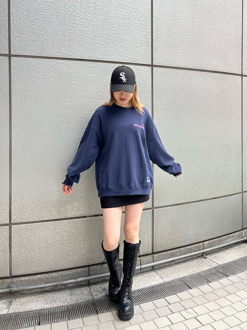 ブラック系のブーツ、ブラック系のスカート、ブルー系のスウェットを着用したレディースの秋コーディネートの3枚目の写真