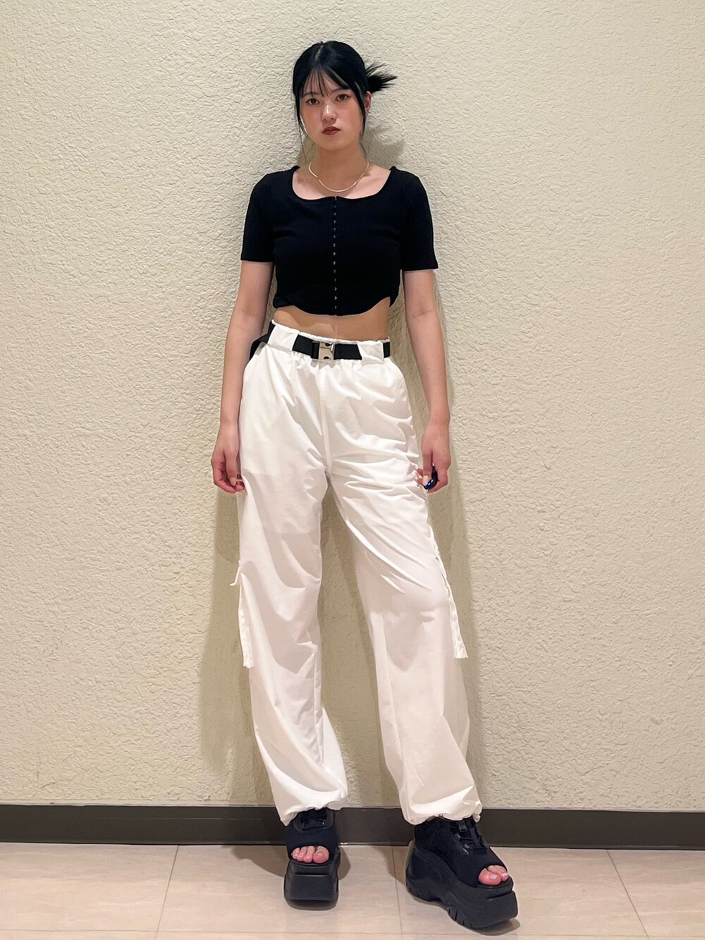 ブラック系のTシャツ/カットソー、ブラック系のサンダル、ホワイト系のその他パンツを着用したレディースの夏コーディネートの2枚目の写真