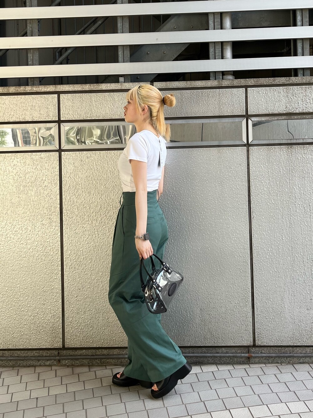 グリーン系のその他パンツ、その他のハンドバッグ、ブラック系のサンダルを着用したレディースの春コーディネートの3枚目の写真