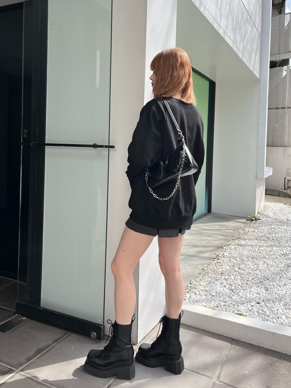 ブラック系のブーツ、ブラック系のキャミソール、ブラック系のカーディガン/ボレロを着用したレディースの春コーディネートの3枚目の写真