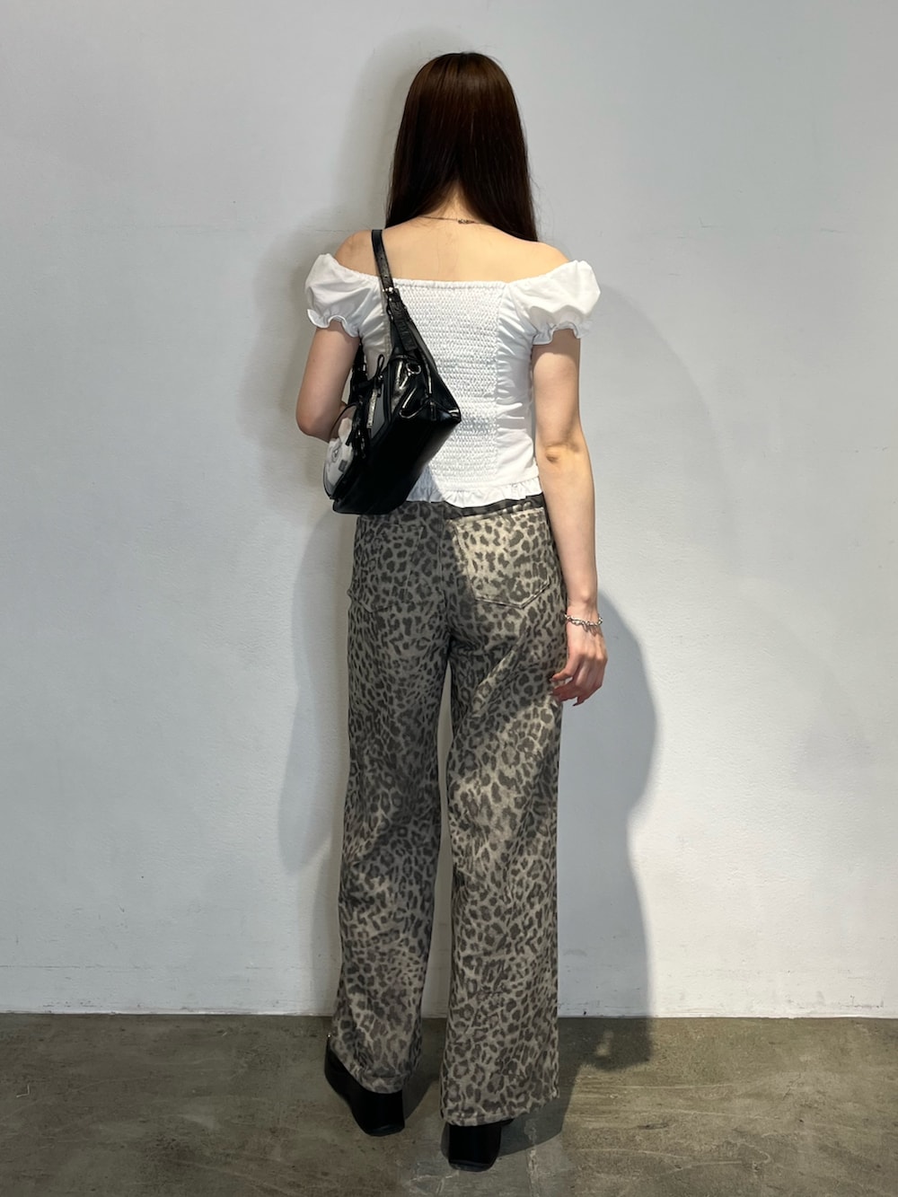 ホワイト系のシャツ/ブラウス、ブラック系のサンダル、ベージュ系のその他パンツを着用したレディースの夏コーディネートの3枚目の写真