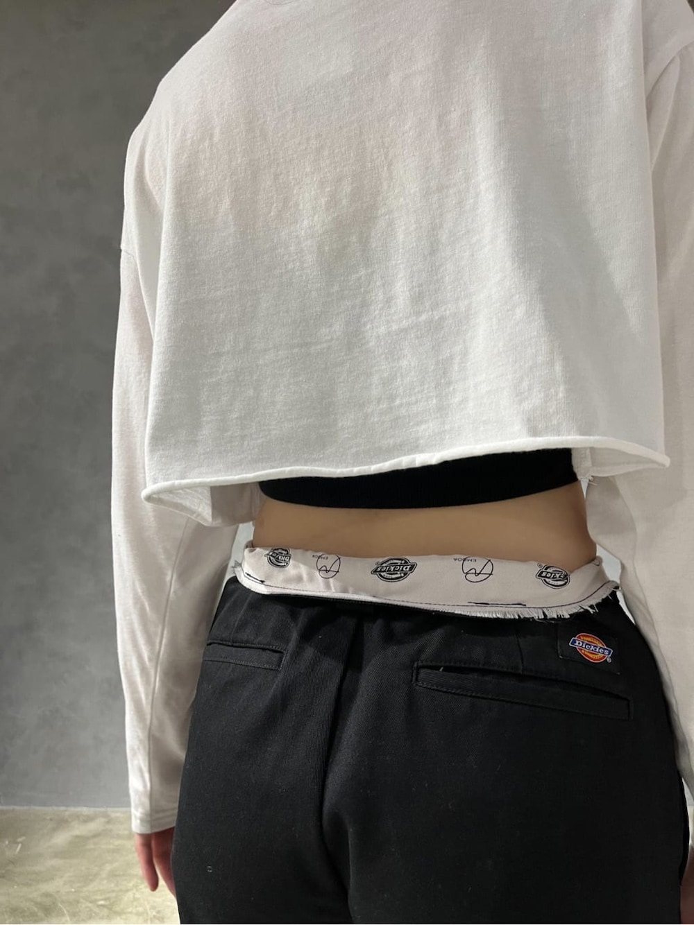 ホワイト系のハンドバッグ、ホワイト系のTシャツ/カットソー、ブラウン系のブーツを着用したレディースの秋コーディネートの6枚目の写真